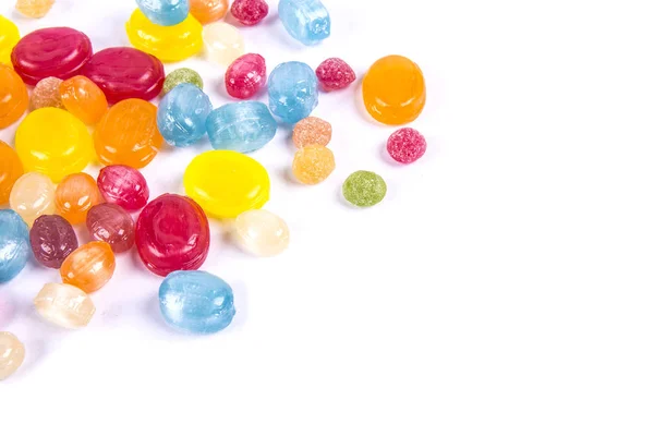 Blandade färgglada sötsaker på vitt — Stockfoto