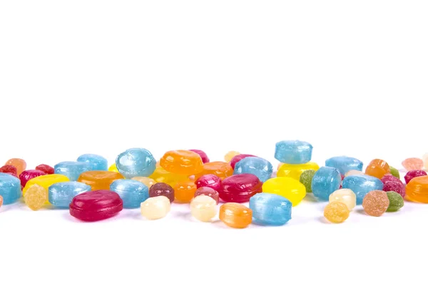 Bonbons colorés mélangés sur blanc — Photo