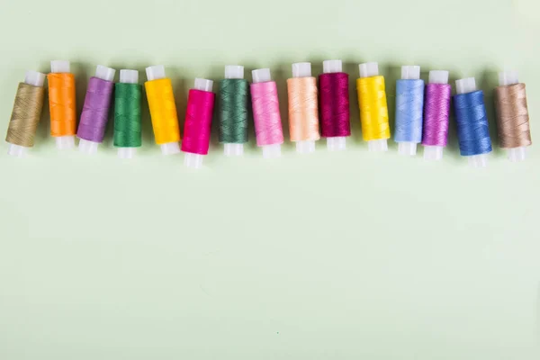 Un sacco di bobine di filo colorato — Foto Stock