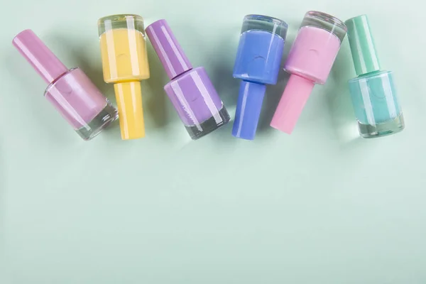 Wielokolorowe lakiery do paznokci na kolorowym tle — Zdjęcie stockowe