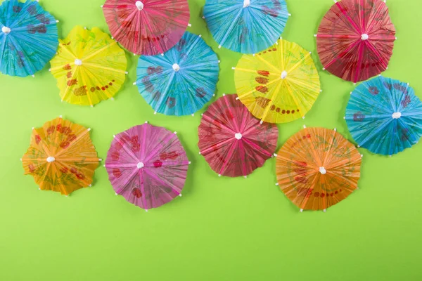 Renkli arka planda kokteyl için renkli şemsiyeler — Stok fotoğraf