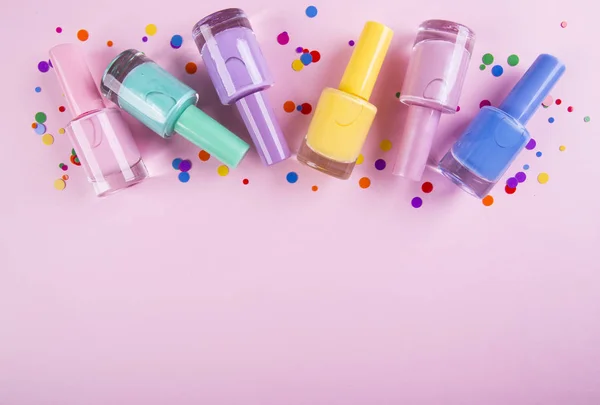 Multi-gekleurde nagellak op een kleurrijke achtergrond — Stockfoto