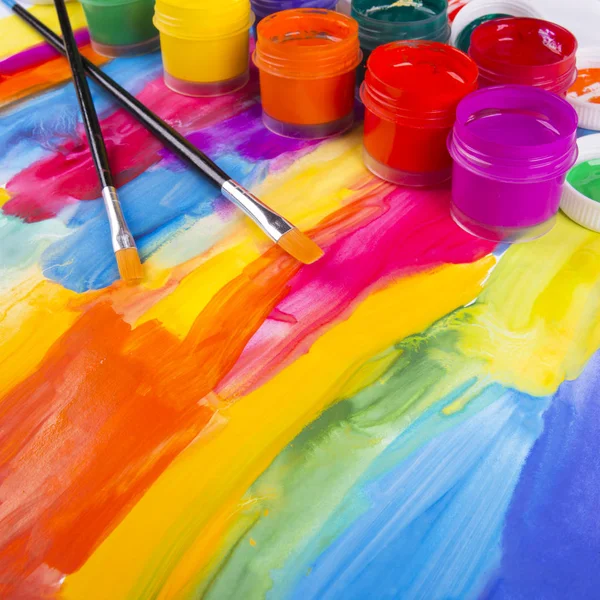 Pinturas paleta y pinceles — Foto de Stock