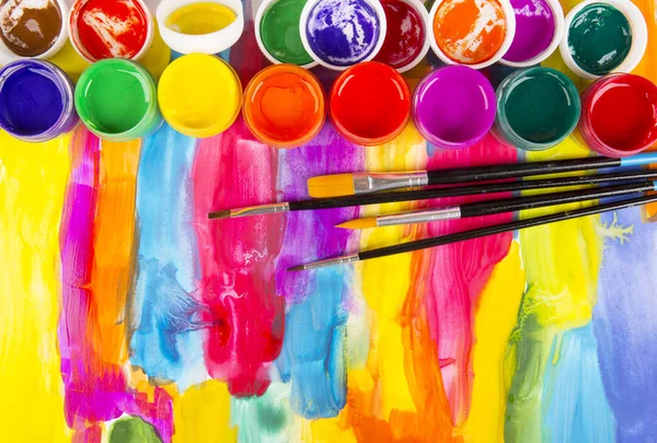 Färgpalett och målarborstar — Stockfoto
