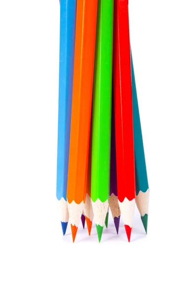 Beyaz arkaplanda renkli kalemler — Stok fotoğraf