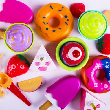 oyuncaklar, kekler ve çörekler