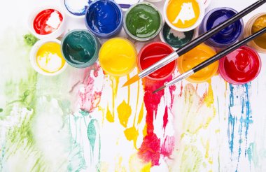 Boyalar ve fırçalar.