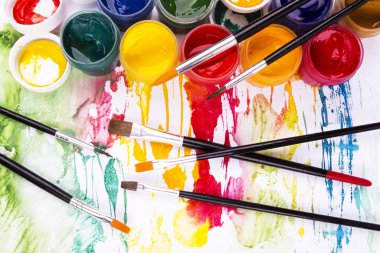 Boya, guaj, fırça.