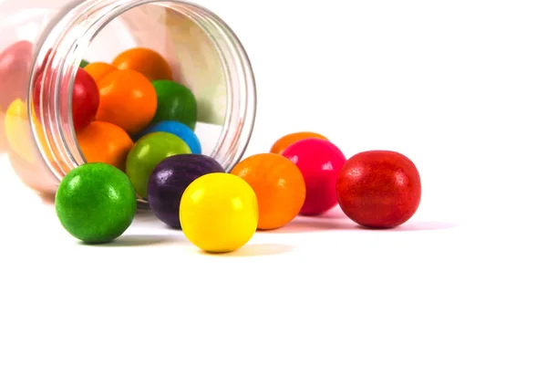 Kolorowe cukierki na biały — Zdjęcie stockowe
