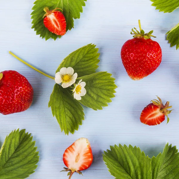 Fresas frescas en mesa de madera — Foto de Stock