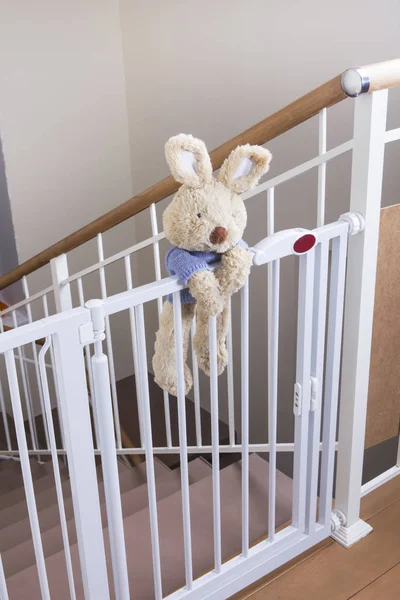 Um portão de segurança infantil e escadas — Fotografia de Stock