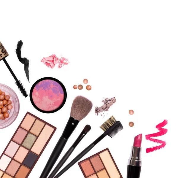 Set decoratieve cosmetica, make-up tools en accessoires op wit — Stockfoto