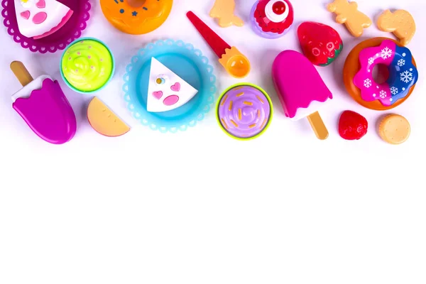 Speelgoed, gebak en donuts — Stockfoto
