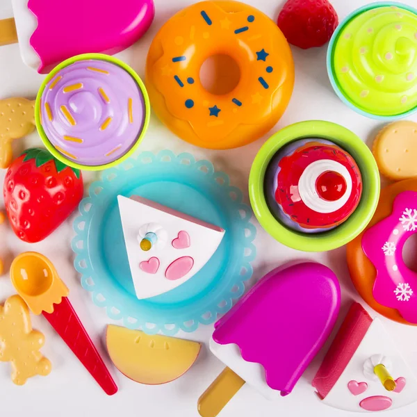 Plastik oyuncaklar, pastalar ve çörekler. — Stok fotoğraf