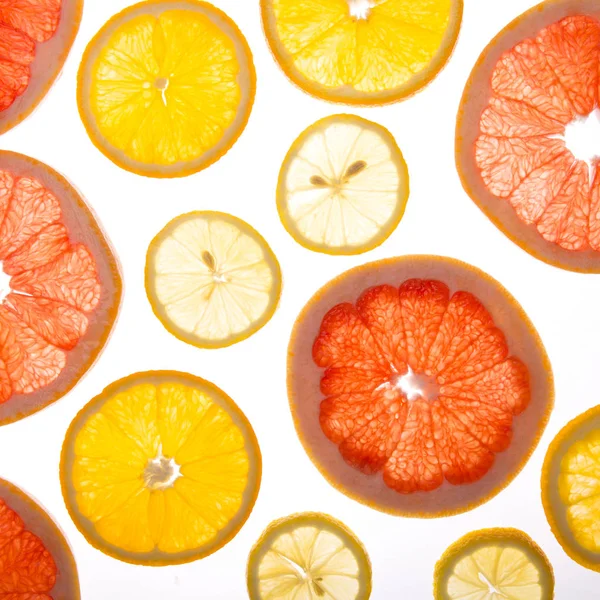 カラフルな柑橘系フルーツのスライス — ストック写真