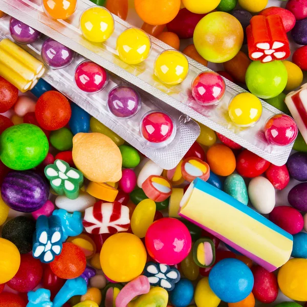 Bunte Bonbons und Lutscher — Stockfoto