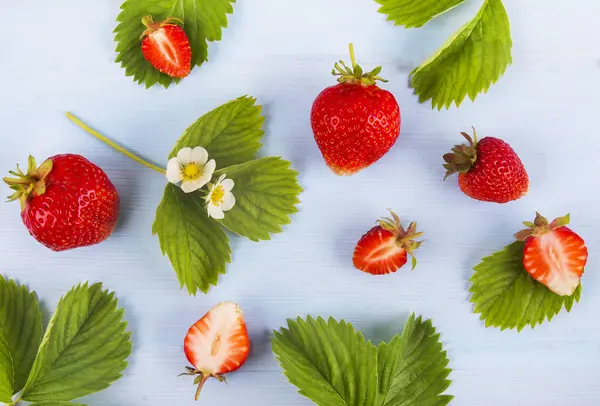 Fresas frescas en mesa de madera — Foto de Stock