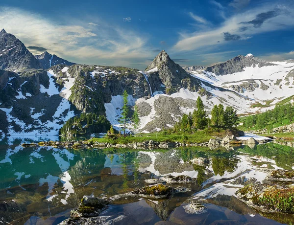 Hermoso paisaje de verano, montañas de Altai Rusia . — Foto de Stock