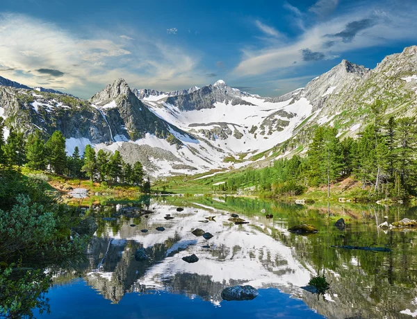 Pemandangan musim panas yang indah, Pegunungan Altai Rusia . — Stok Foto