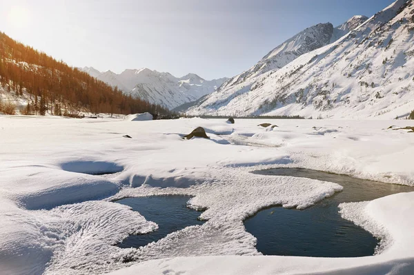 Bellissimo paesaggio invernale, montagne Altai, Siberia, Russia . — Foto Stock