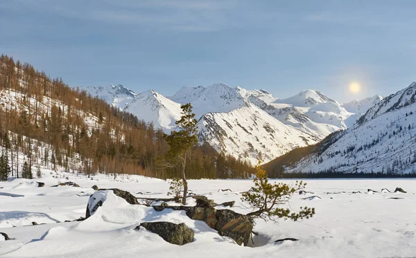 Όμορφο χειμωνιάτικο τοπίο, βουνά Αλτάι, Σιβηρία, Ρωσία. — Φωτογραφία Αρχείου