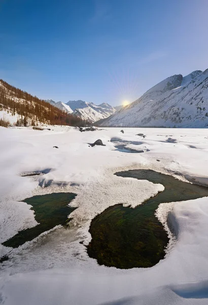 Piękny zimowy krajobraz, góry Ałtaj, Siberia, Rosja. — Zdjęcie stockowe
