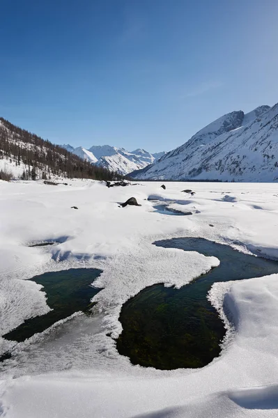 Beau paysage d'hiver, montagnes Altaï, Sibérie, Russie . Image En Vente