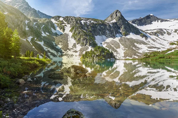 美しい夏の風景、ロシアのアルタイ山脈. — ストック写真