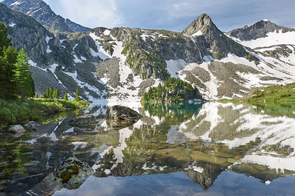 Lindas paisagens de verão, montanhas Altai Rússia . — Fotografia de Stock