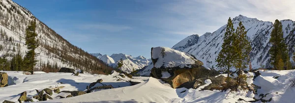 Hermoso paisaje de invierno, montañas de Altai, Siberia, Rusia . — Foto de Stock