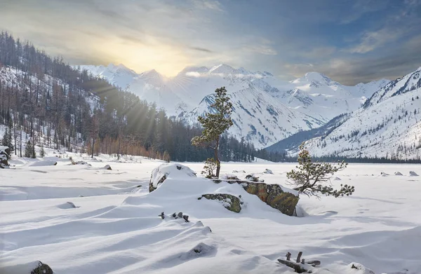 Piękny zimowy krajobraz, góry Ałtaj, Siberia, Rosja. — Zdjęcie stockowe