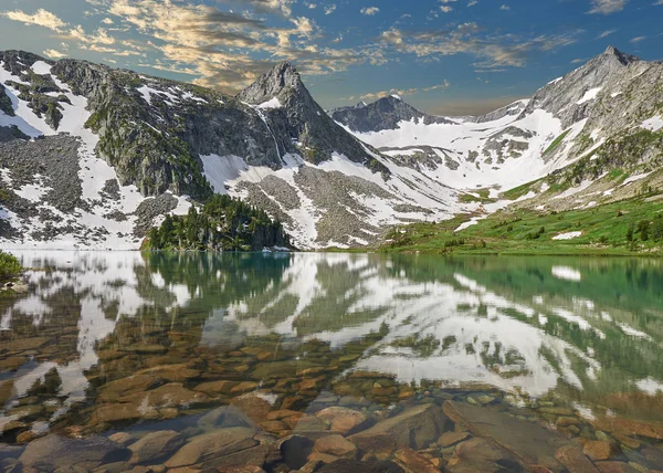 Pemandangan musim panas yang indah, Pegunungan Altai Rusia . — Stok Foto