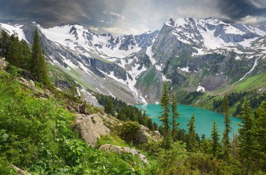 Güzel yaz manzara, Altay Dağları Rusya.