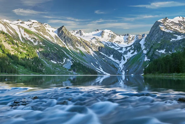 Hermoso paisaje de verano, montañas de Altai Rusia . —  Fotos de Stock
