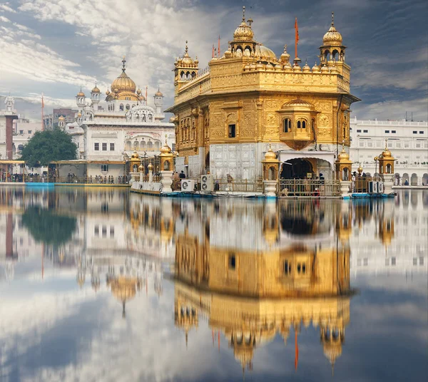 O Templo de Ouro, localizado em Amritsar, Punjab, Índia . — Fotografia de Stock