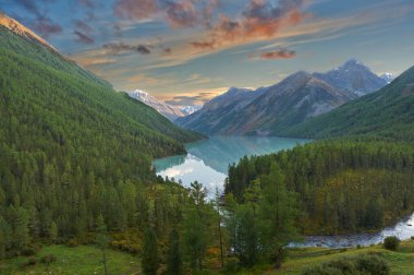 Güzel sonbahar manzara, Altay Dağları Rusya.