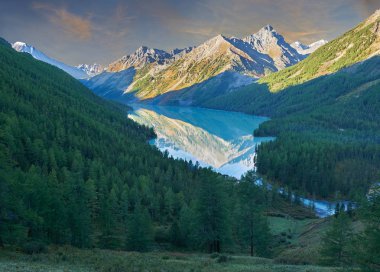 Güzel sonbahar manzara, Altay Dağları Rusya.