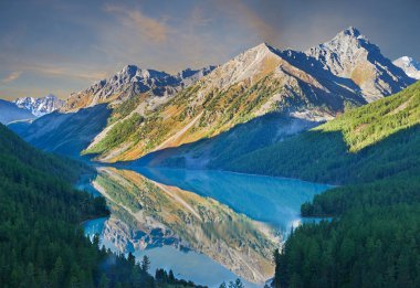 Güzel sonbahar manzara, Altay Dağları Rusya.