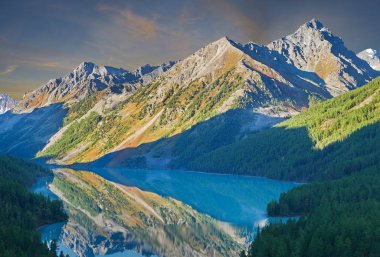 Güzel sonbahar manzara, Altay Dağları Rusya.