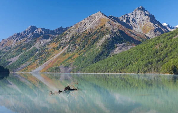 Красивый осенний пейзаж, Алтайские горы Россия . — стоковое фото