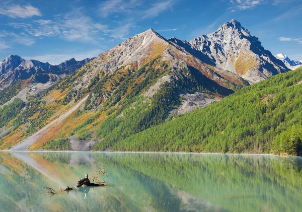 Bela paisagem de outono, montanhas Altai Rússia . — Fotografia de Stock