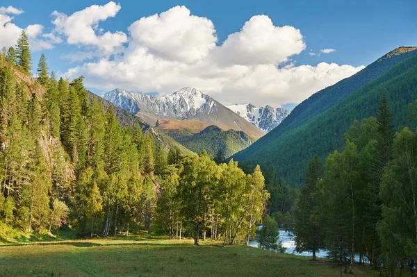 Bela paisagem de outono, montanhas Altai Rússia . — Fotografia de Stock