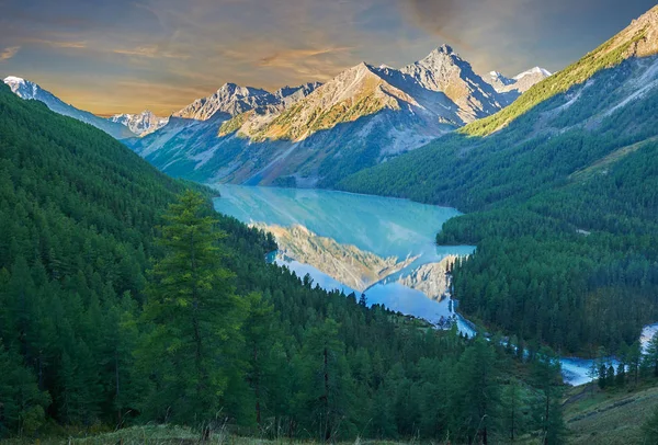 Güzel sonbahar manzara, Altay Dağları Rusya.