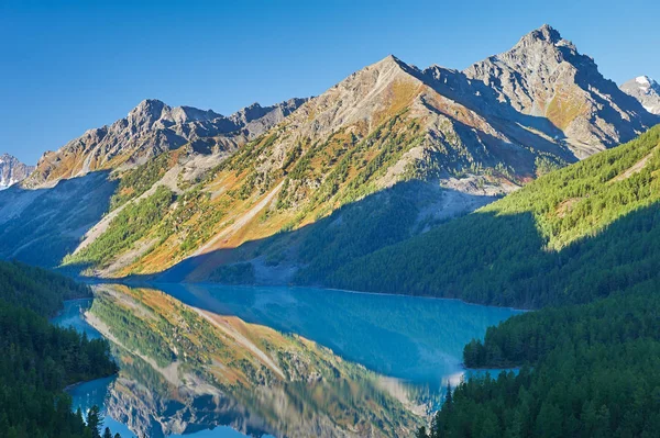 Beautiful autumn landscape, Altai mountains Russia. — Stock Photo, Image