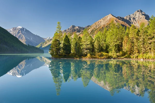 Vackert höstlandskap, Altajbergen Ryssland. — Stockfoto