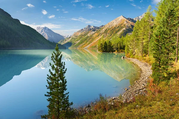 Vackert höstlandskap, Altajbergen Ryssland. — Stockfoto