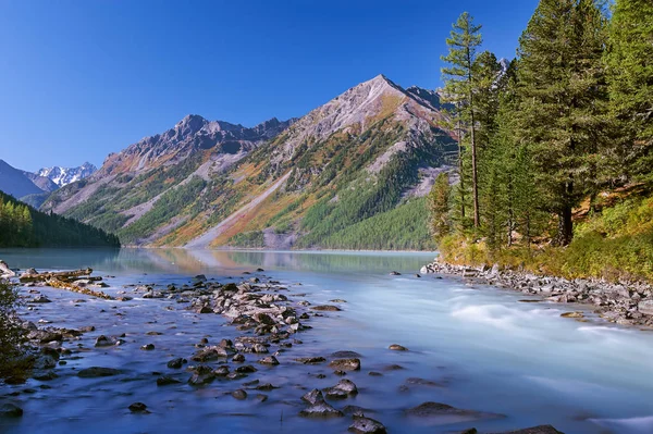 Bela paisagem de outono, montanhas Altai Rússia . — Fotografia de Stock