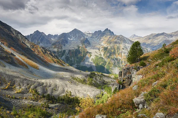 Hermoso paisaje otoñal, montañas Altai Rusia . —  Fotos de Stock