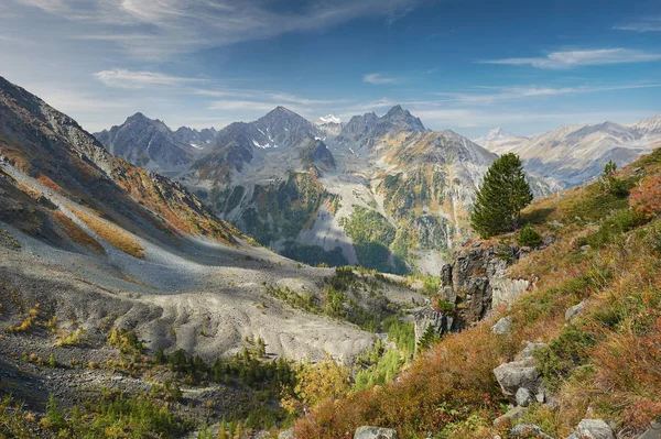 美しい秋の風景、ロシアのアルタイ山脈. — ストック写真