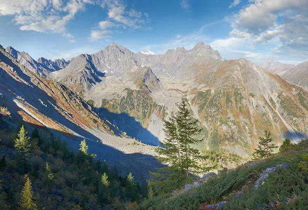 美しい秋の風景、ロシアのアルタイ山脈. — ストック写真